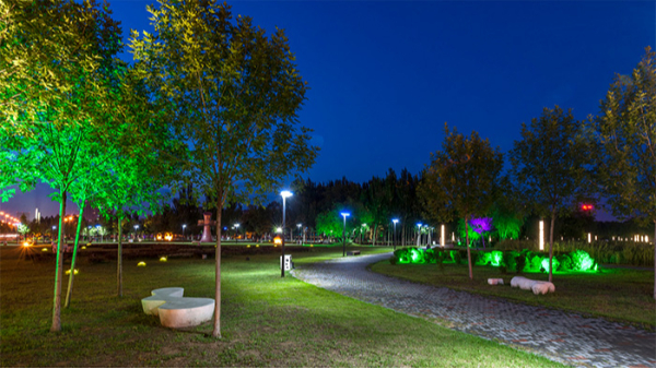 園林亮化工程建設(shè)一定要與綠化建設(shè)融為一體